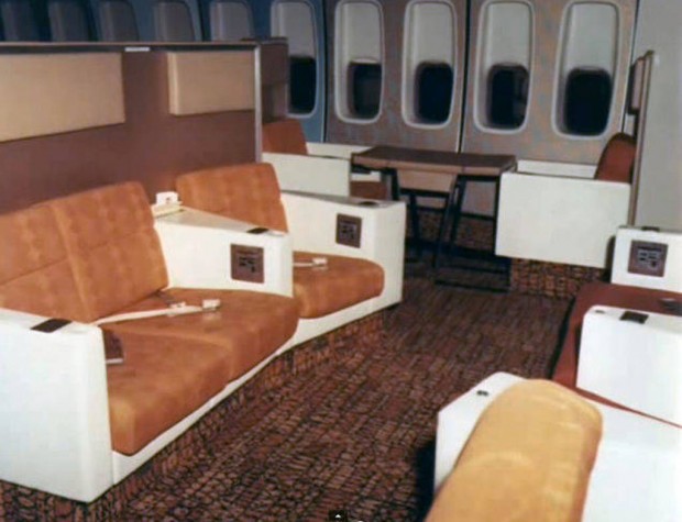 Στο-εσωτερικό-ενός-αεροπλάνου-το-1970-02