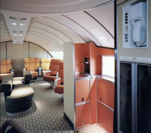 Στο-εσωτερικό-ενός-αεροπλάνου-το-1970-03