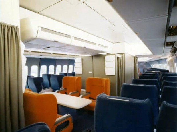 Στο-εσωτερικό-ενός-αεροπλάνου-το-1970-05