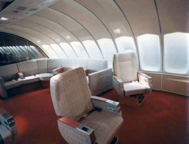 Στο-εσωτερικό-ενός-αεροπλάνου-το-1970-08