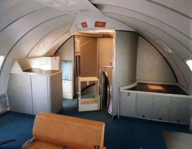 Στο-εσωτερικό-ενός-αεροπλάνου-το-1970-09