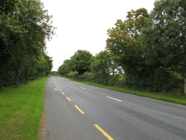 R526_road_with_broken_yellow_line_--600x450